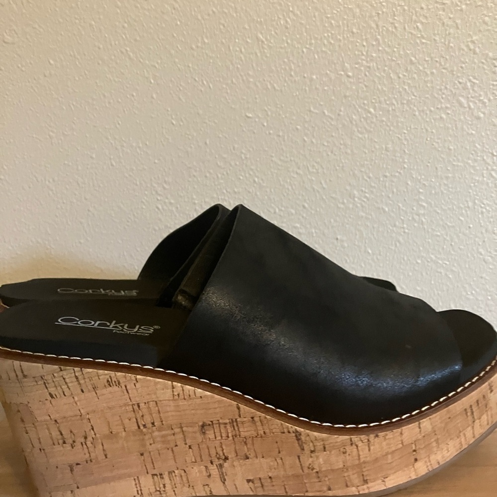 Corkys Black and Tan Wedge Sandals Sz 10 NWOT